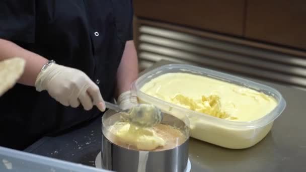 ペストリーシェフは自家製ケーキを準備します ベーキングコンセプト バタークリームのケーキ ケーキはNapoleonと呼ばれます — ストック動画