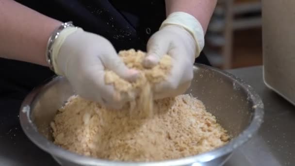 Cukrász Házi Készítésű Tortát Készít Konyha Sütés Koncepció Tortát Vajkrémmel — Stock videók