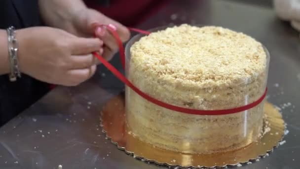 Pasteleiro Prepara Bolo Caseiro Culinária Conceito Cozedura Bolos Com Creme — Vídeo de Stock