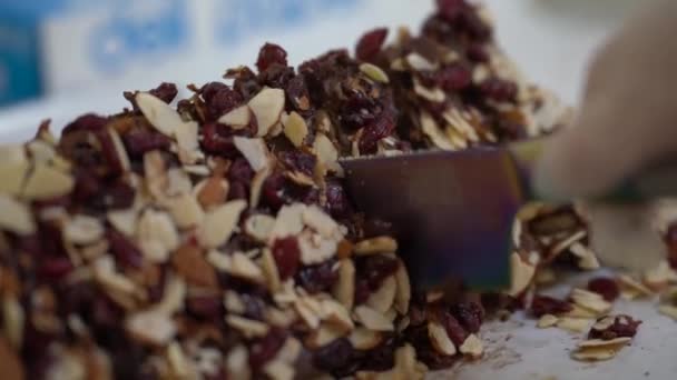 Cozinha Rolo Chocolate Merengue Com Nozes Cima Colocado Uma Placa — Vídeo de Stock