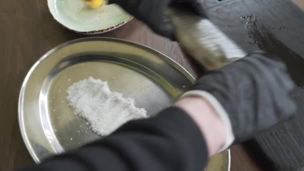 Tengeri Sügér Sóval Borítva Szakács Megtisztítja Sült Halat Sótól Egészséges — Stock videók