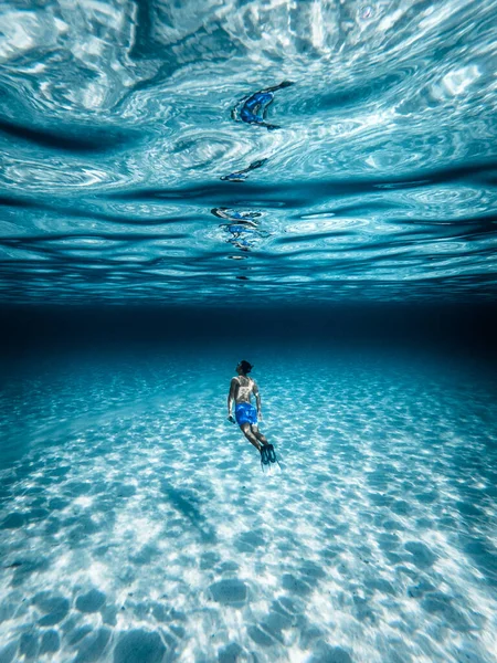 Jovem Menino Branco Mergulhando Mar Cristal Limpo Com Raios Sol — Fotografia de Stock