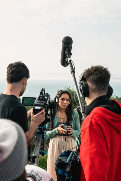 Egy Film Forgatásának Színfalak Mögött Fényképezőgép Operatőr Hangtechnikus Színésznő Közepén — Stock Fotó