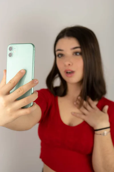 Young Brunette Girl Short Hair Red Shirt Talking Laughing Video — Stock Photo, Image