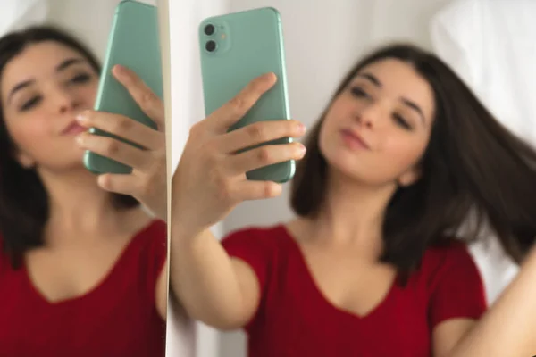 Una Joven Morena Con Pelo Corto Camisa Roja Tomando Una — Foto de Stock