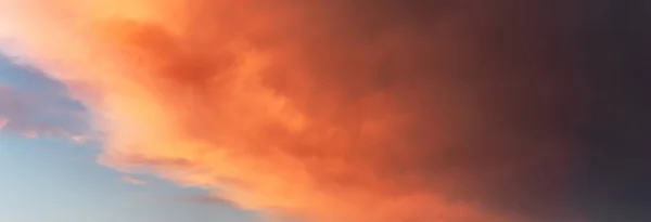 Turuncu bulutlu günbatımı gökyüzü panoramiği