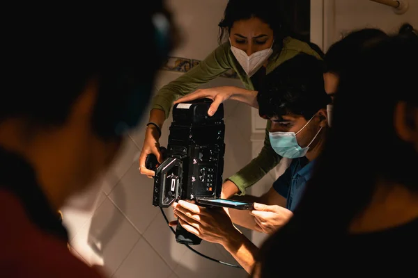 Nos Bastidores Uma Filmagem Com Cineastas Levando Uma Câmera Profissional — Fotografia de Stock