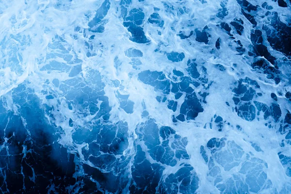照片来自于海洋波涛冲撞的白色泡沫 — 图库照片