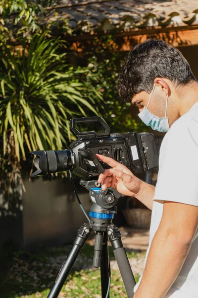 Profesyonel bir film kamerası kullanan görsel ve multimedya öğrencisi