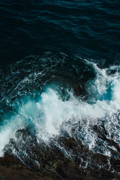 Ondas Mar Quebrando Contra Rochas — Fotografia de Stock