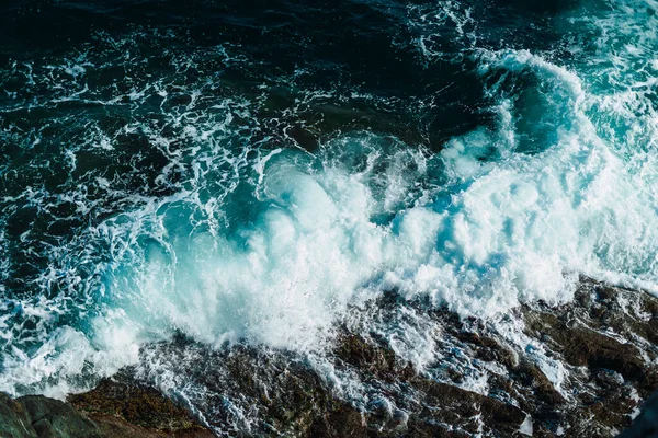 海浪冲击着岩石 — 图库照片