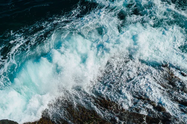 Ondas Mar Quebrando Contra Rochas — Fotografia de Stock