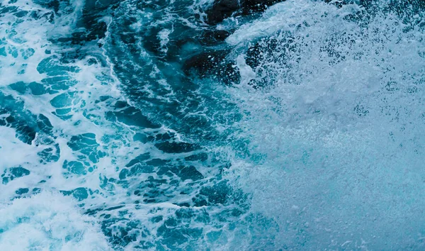 Ondas Mar Quebrando Contra Rochas — Fotografia de Stock