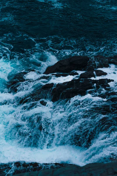 Ondas Mar Quebrando Contra Rochas — Fotografia de Stock