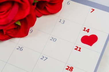 14 Şubat 'ta kırmızı kalple işaretlenmiş 2021 takvimi. Sevgililer Günü