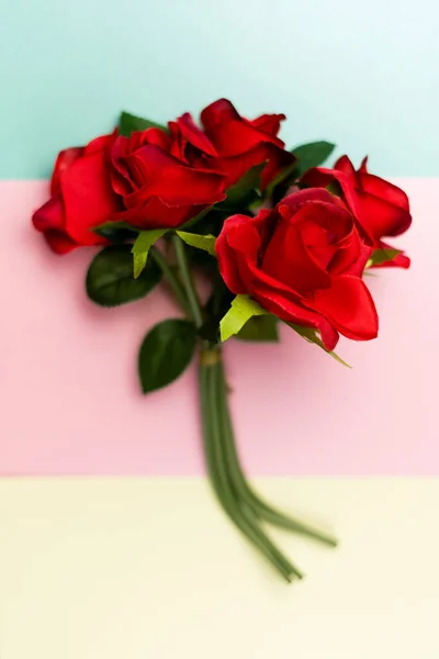 Rosas Rojas Sobre Fondo Azul Rosa Amarillo Día San Valentín — Foto de Stock