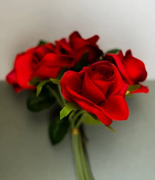 Rosas Rojas Sobre Fondo Blanco Negro Día San Valentín — Foto de Stock