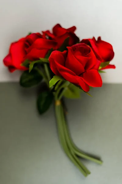 Rosas Rojas Sobre Fondo Blanco Negro Día San Valentín — Foto de Stock