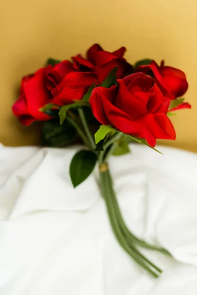 Rosas Rojas Sobre Fondo Blanco Dorado Día San Valentín — Foto de Stock