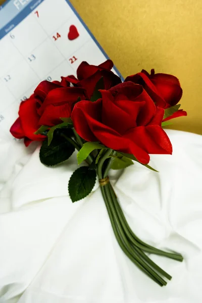 Rosas Rojas Parte Superior Calendario Con Corazón Que Marca Febrero — Foto de Stock