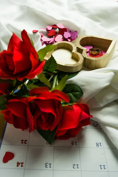 Rosas Rojas Con Una Caja Forma Corazón Anillo Calendario Con — Foto de Stock