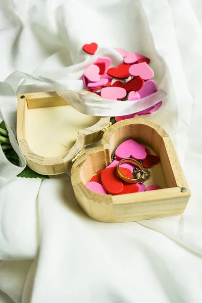 Una Caja Forma Corazón Con Corazones Anillo Día San Valentín — Foto de Stock