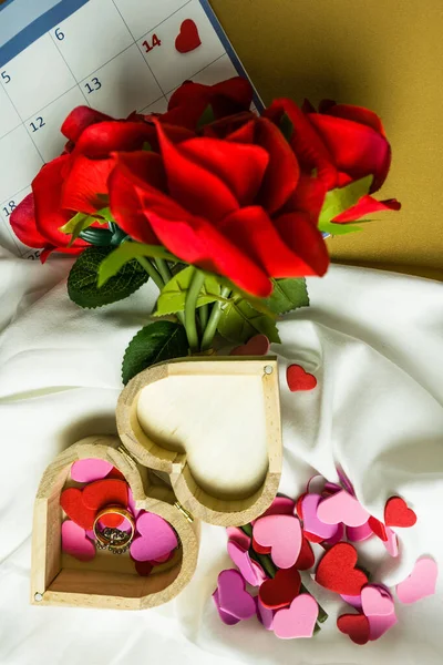 Rosas Rojas Con Una Caja Forma Corazón Anillo Calendario Con — Foto de Stock