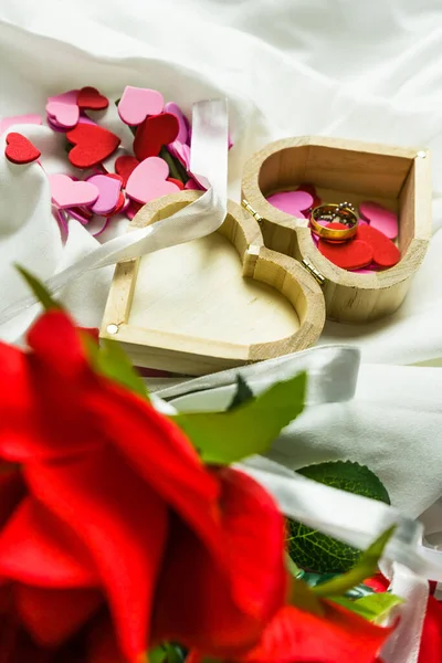 Een Hartvormige Doos Met Hartjes Een Ring Valentijnsdag — Stockfoto