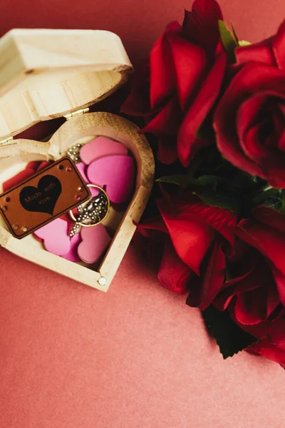 Una Caja Forma Corazón Con Corazones Anillo Rosas Rojas Día — Foto de Stock