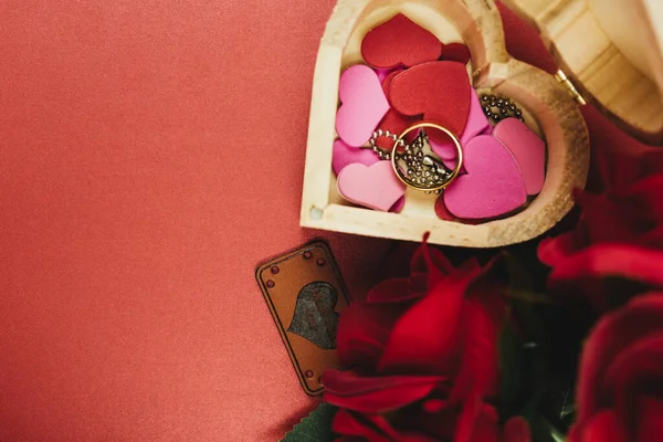 Een Hartvormige Doos Met Hartjes Een Ring Rode Rozen Valentijnsdag — Stockfoto