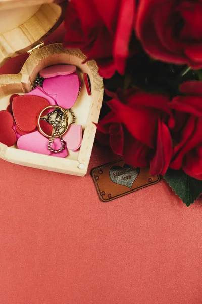 Een Hartvormige Doos Met Hartjes Een Ring Rode Rozen Valentijnsdag — Stockfoto