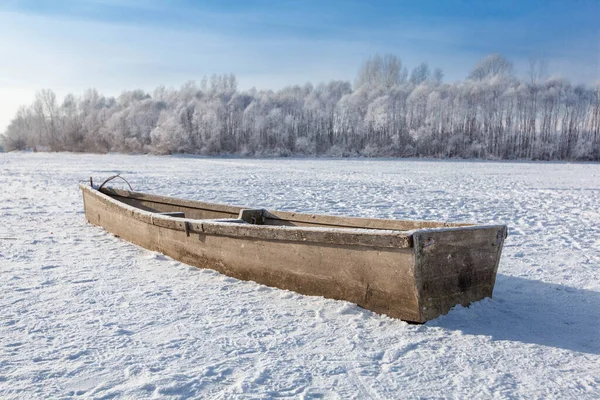 Vieux bateau sur le lac couvert de neige en hiver — Photo