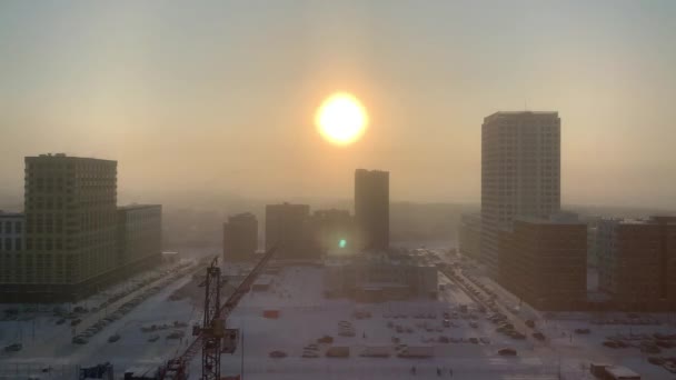 Niebla invernal sobre la ciudad. Puesta de sol — Vídeos de Stock