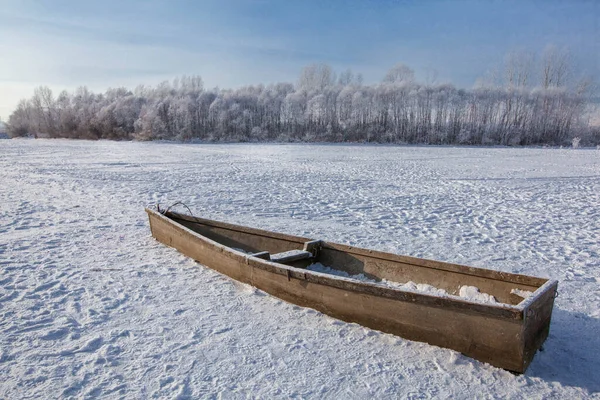 Vieux bateau sur le lac couvert de neige en hiver — Photo