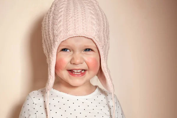 Retrato de uma menina em um chapéu de malha com bochecha vermelha — Fotografia de Stock