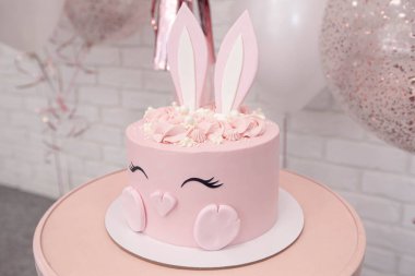 Tavşan süslemeli bebek için doğum günü pastası