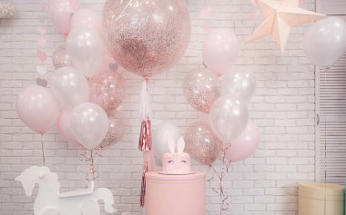 Balonlu çocuk doğum günü partisi süslemesi.