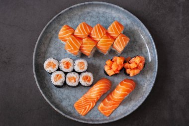 Çeşitli suşi nigiri ve somonlu maki. Tabakta büyük bir set