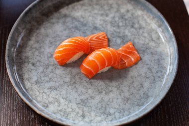 Nigiri suşi ve somon tabağı.