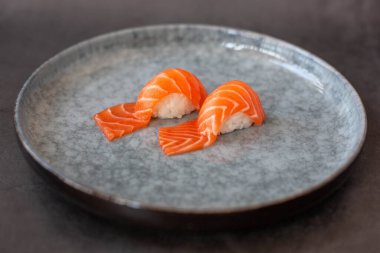 Nigiri suşi ve somon tabağı.