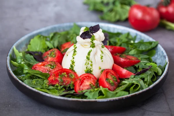 Salat mit traditionellem italienischen Burrata mit Tomaten, Basilikum und Rucola — Stockfoto