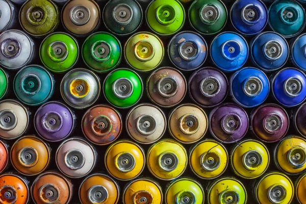 Fondo de latas vacías de pintura para graffiti. Herramientas para el arte urbano — Foto de Stock