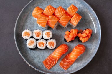 Çeşitli suşi nigiri ve somonlu maki. Tabakta büyük bir set