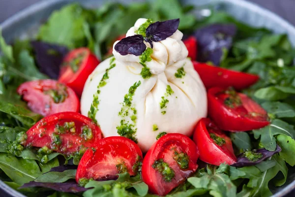 Salad with traditional italian burrata cheese with tomatos, basil and arugula — Stock Photo, Image