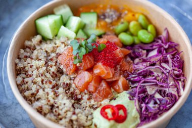 Kasede servis edilen somon dolu bir kase.