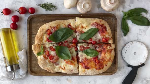 Horní pohled na pizzu Mozzarella zmizí. Zastavit animaci pohybu — Stock video