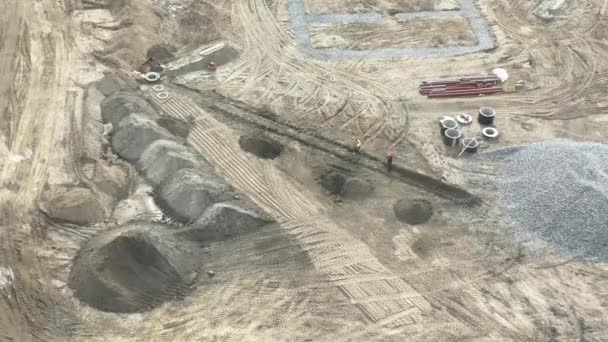 Trincheira de escavação de trabalhadores no canteiro de obras — Vídeo de Stock