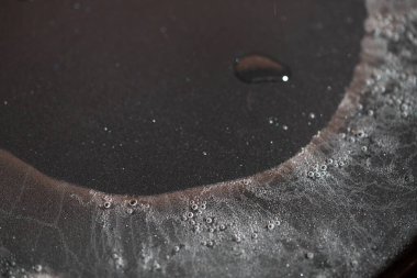 Kızartma tavasında yağ kaynıyor.