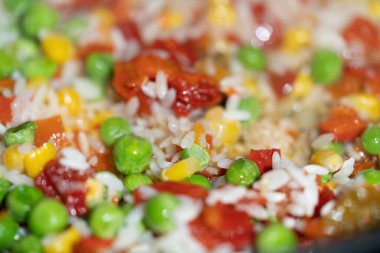 Biberli, yeşil bezelye mısırlı Hawaii pirinci. Kızartma tavasında pişirilmiş.