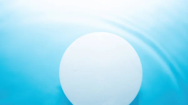 Vaciar Podio Círculo Blanco Agua Con Olas Luz Del Sol —  Fotos de Stock